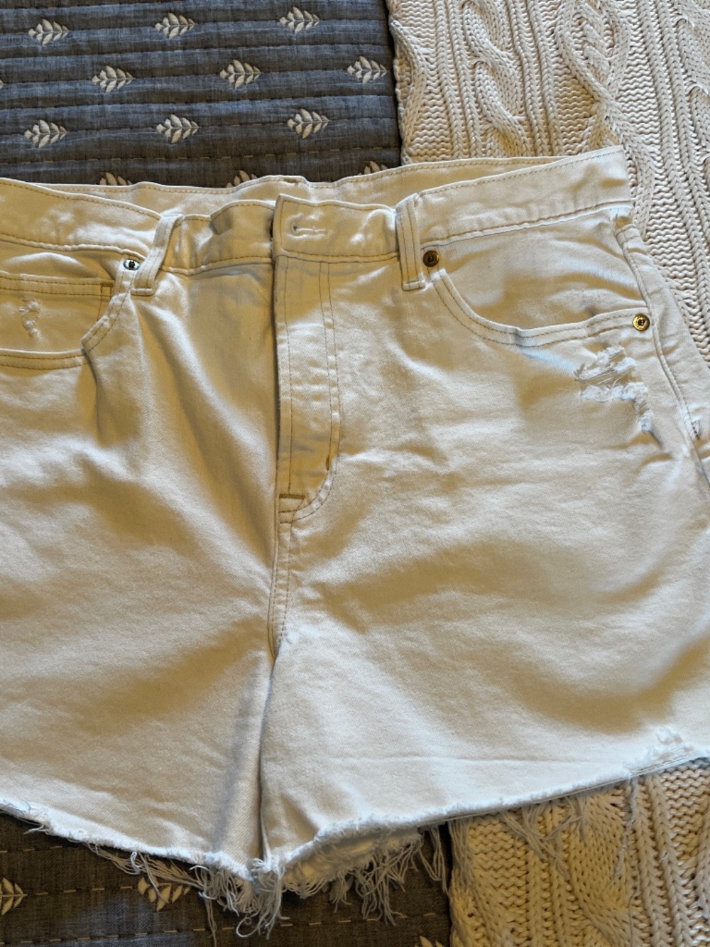 Gap High-Rise Distressed Cut-Off Denim Shorts - Ecru (Size 31 / 12R)